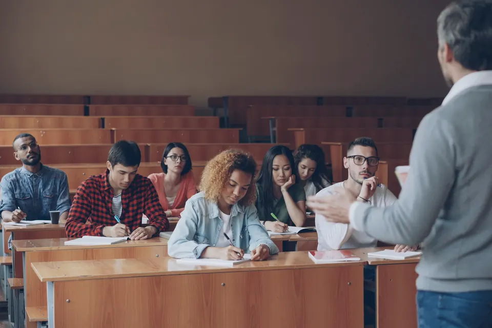 Profesor dando clase a un grupo de adultos