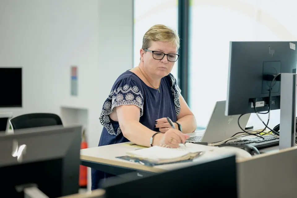 Profesional revisando documentos en una oficina