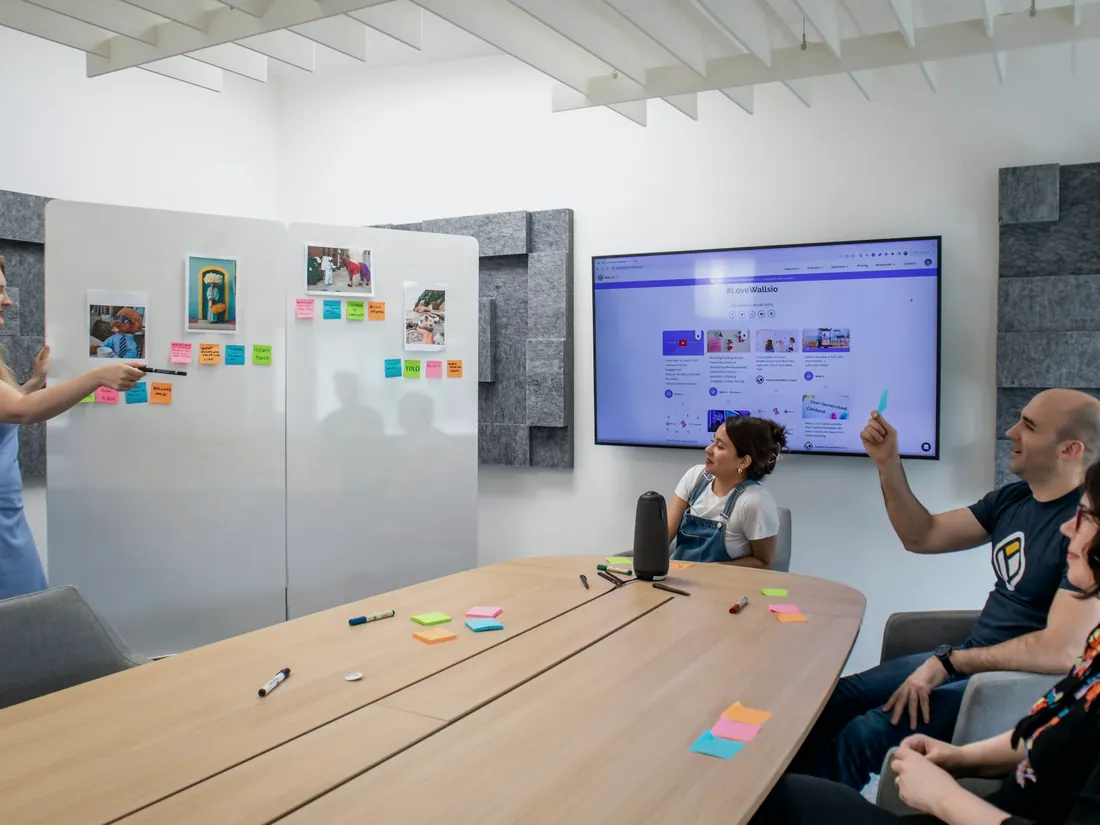 Equipo en una sesión de trabajo frente a una pantalla